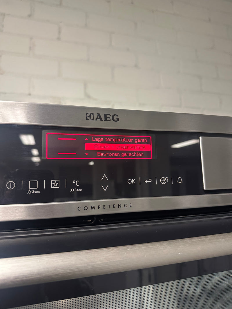 Flexibele kookniveaus en rekposities in de AEG BS8314001M combi stoomoven