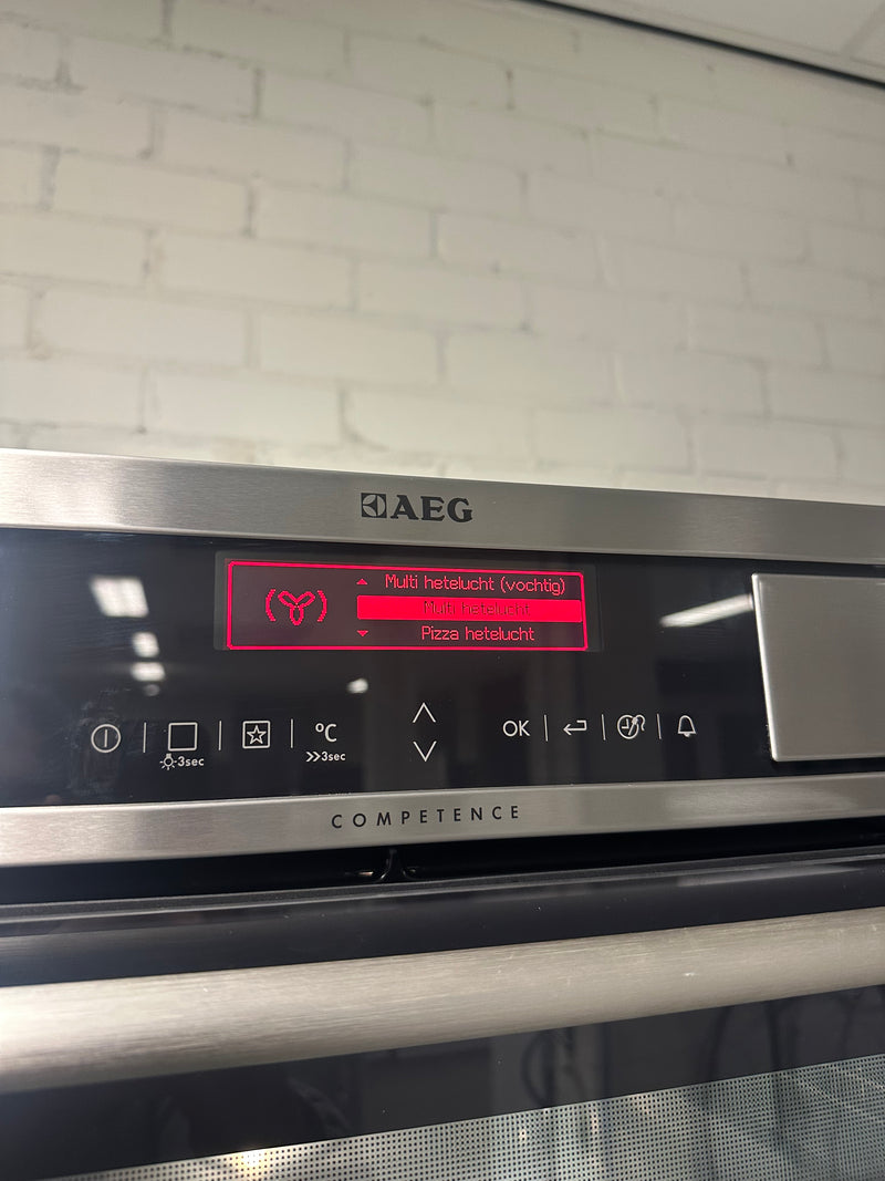 Zijaanzicht van de AEG BS8314001M inbouw stoomoven met strakke montageafwerking