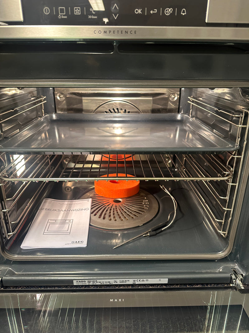 Rooster- en bakplaatopstelling binnen de AEG BS8314001M combi oven