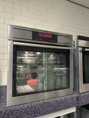 Interieur van de AEG BS8314001M stoomoven met meerdere bakniveaus en ruime ovenruimte