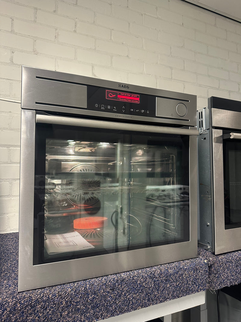 Interieur van de AEG BS8314001M stoomoven met meerdere bakniveaus en ruime ovenruimte