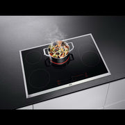Zijaanzicht van de AEG HK857870XB inductiekookplaat op het werkblad