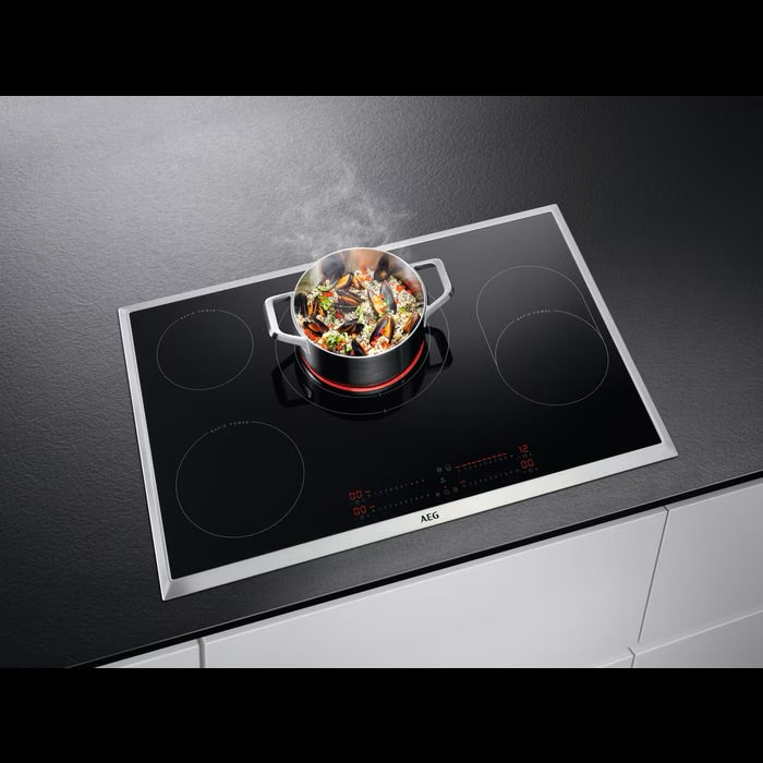 Zijaanzicht van de AEG HK857870XB inductiekookplaat op het werkblad