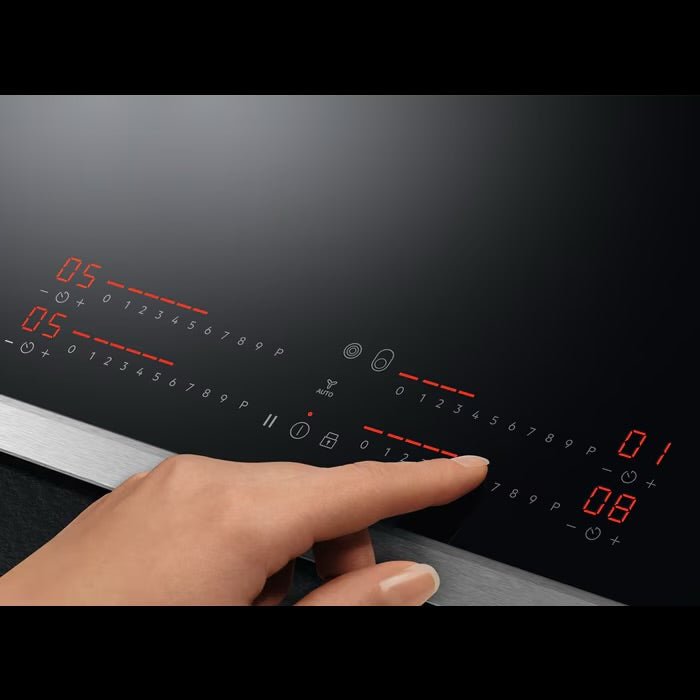 Touchbediening en kookzonesymbolen op de AEG HK857870XB Rapid Power kookplaat