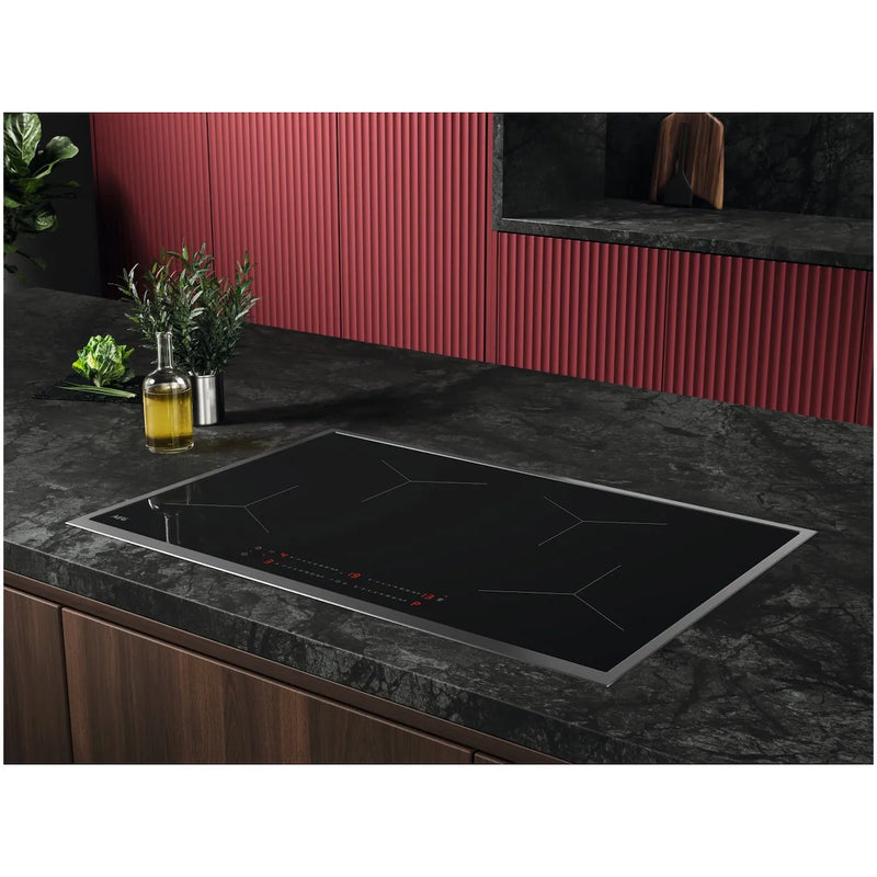 Close-up van het bedieningspaneel van de AEG TO84IA0FXB inductiekookplaat ✅