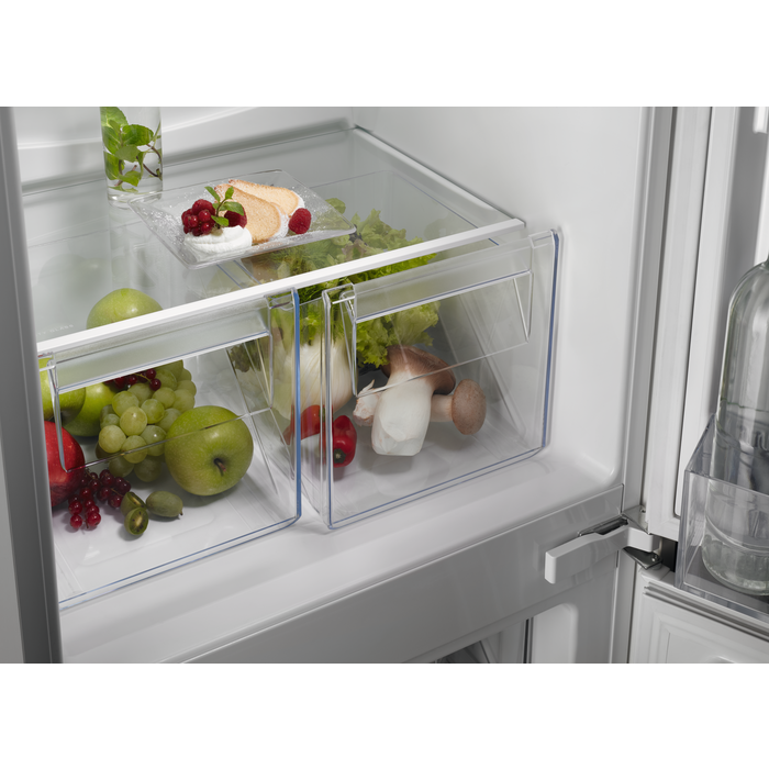 Koelgedeelte van de AEG TS5S161ES ColdSense met plateaus en deurvakken voor etenswaren