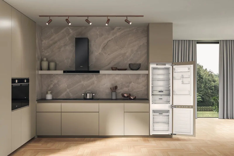 Interieur van de Bauknecht KGITN 18F4 M koeldeel met glazen plateaus en deurvakken