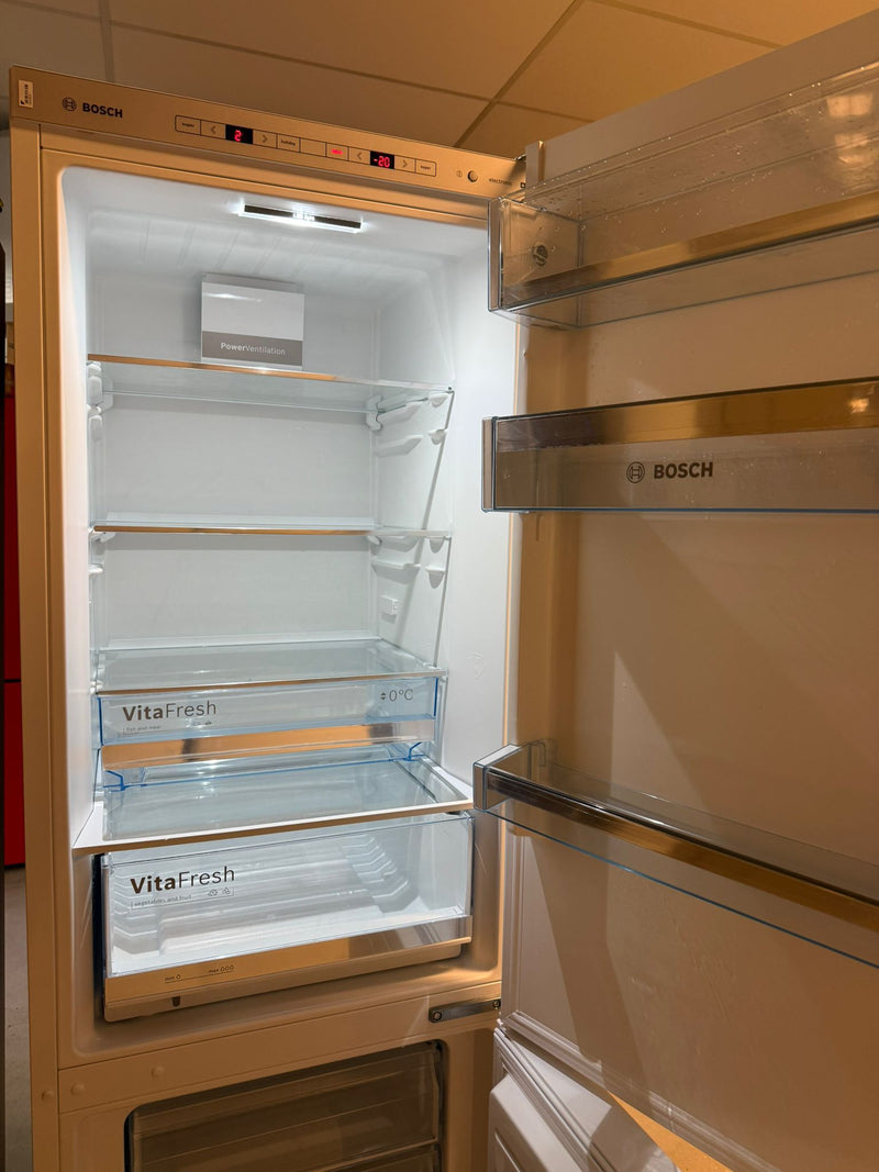 Close-up van de groentelade of vershoudlade in de Bosch KGE368WCP koelvriescombinatie