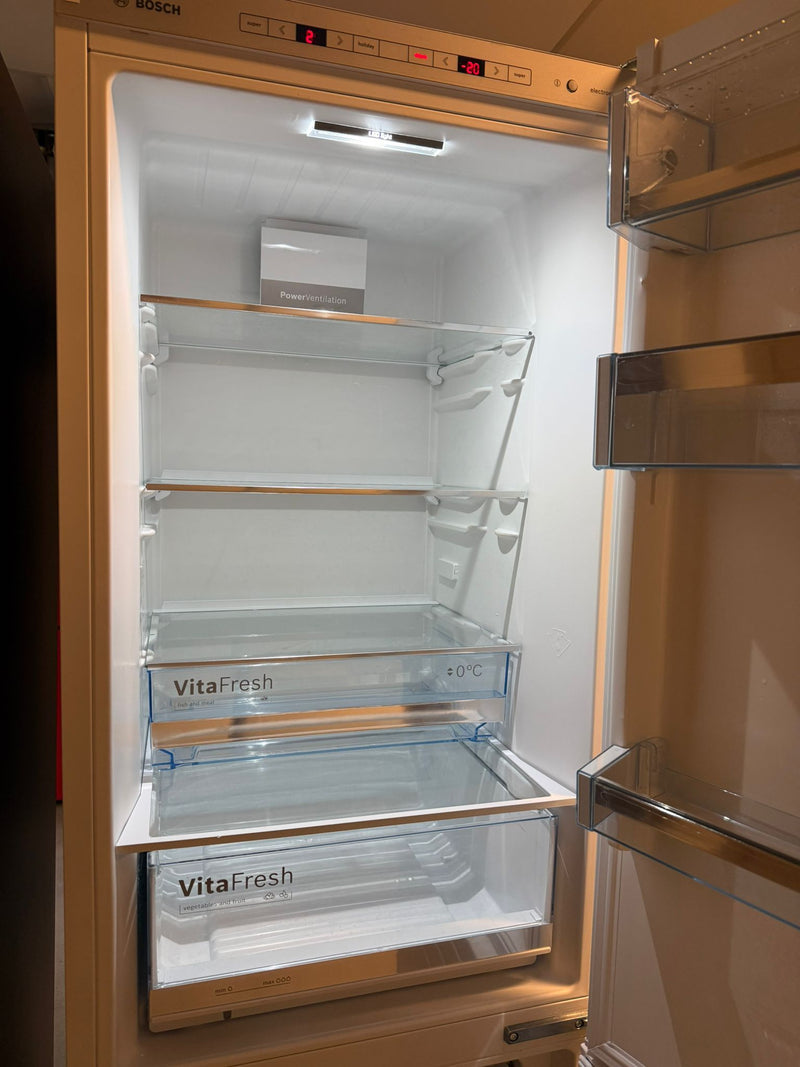 Bosch KGE368WCP vriesgedeelte met open lades en zicht op de indeling