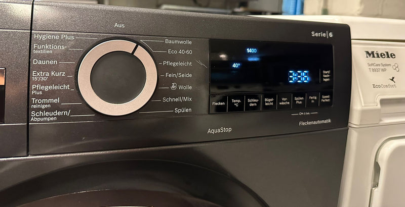 Bosch Serie 6 WGG2440R zwarte voorlader wasmachine opgesteld in een wasruimte of bijkeuken