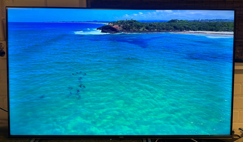 Detail van de voet/standaard van de CHiQ U55H7A televisie (opstelling op meubel)