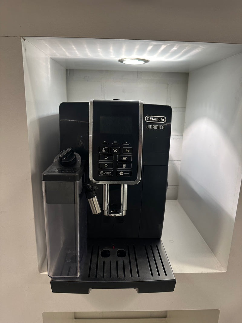 De’Longhi Dinamica ECAM.350.55.B koffiemachine met zichtbaar bonenreservoir en bedieningspaneel