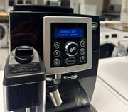 Detail van de koffie-uitloop en het melksysteem van de De’Longhi ECAM23.463.B volautomaat