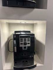 Gedetailleerde weergave van het bedieningspaneel en uitloop van de DELONGHI ECAM23.123B – koffiegenot bij Ado’s Witgoed
