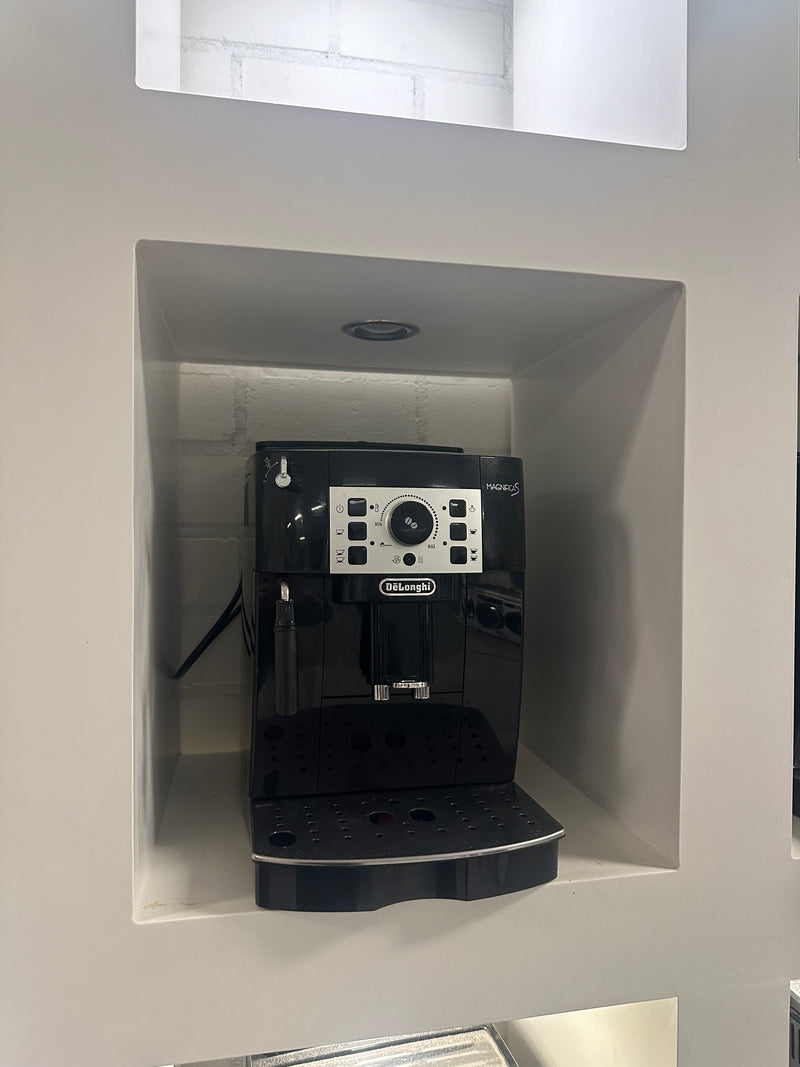 Koffiemachine DELONGHI ECAM20.110.B met stoompijpje en intuïtieve bediening – voor liefhebbers van verse espresso, via Ado’s Witgoed