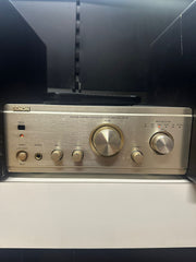 Denon UPA-F88 versterker vooraanzicht met knoppen en display