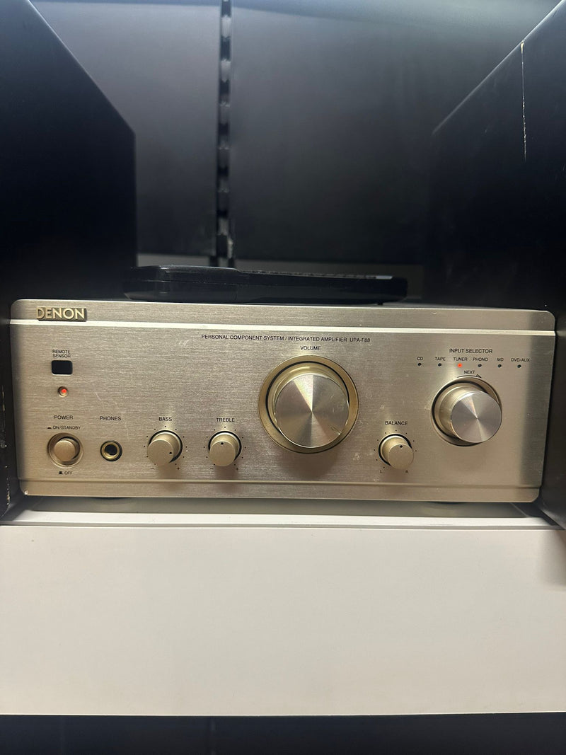Denon UPA-F88 versterker vooraanzicht met knoppen en display