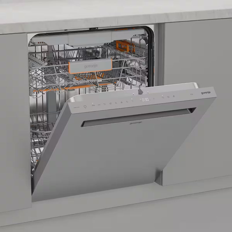 Interieur van de Gorenje GU673A65X met bovenkorf en onderkorf voor servies en pannen