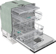 Interieur van de Gorenje GV673B60 met bovenkorf en onderkorf voor servies en pannen