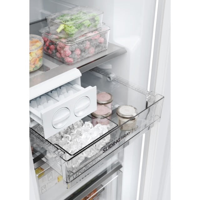 Haier H4F306WAH1 vrieskast opgesteld in een moderne keuken of bijkeuken