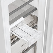 Zijaanzicht van de slanke Haier H4F306WAH1 vrieskast van 190cm hoog