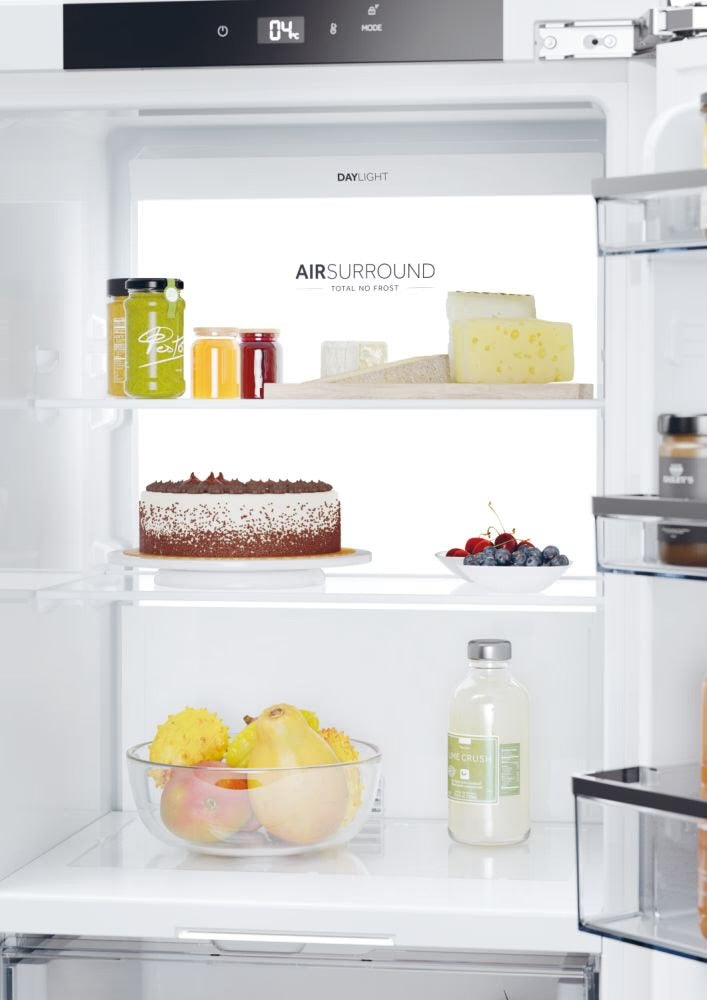 Detail van de deurafwerking en handgreep van de Haier HATL126DE koelkast