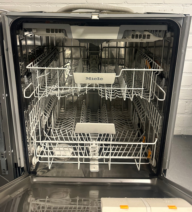 Onderkorf van de Miele G 5277 SCVi XXL Selection met ruimte voor pannen en borden