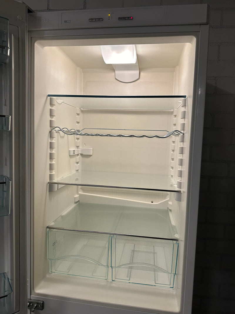 Grote groentelade van de Miele 320L koelkast voor langere versheid van producten