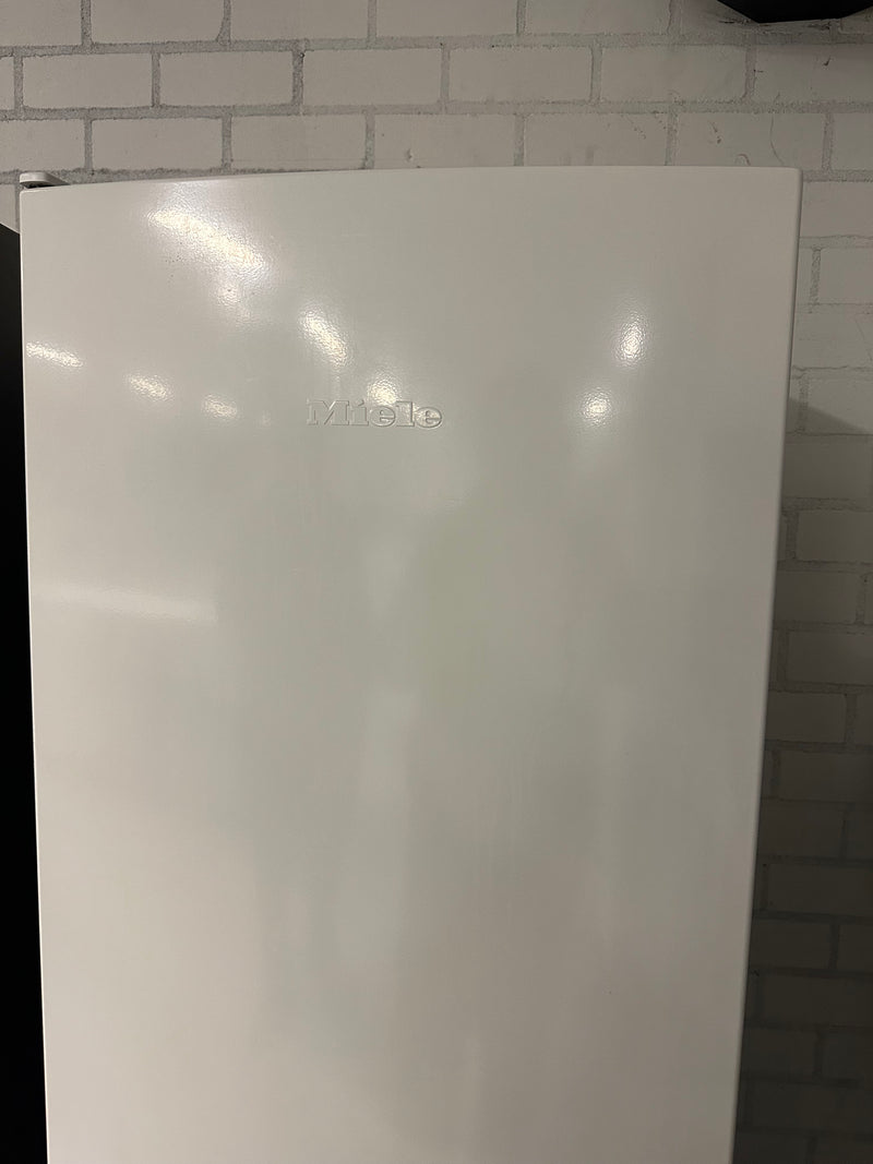 Miele koelruimte met LED-verlichting en stevige glasplateaus voor optimale indeling