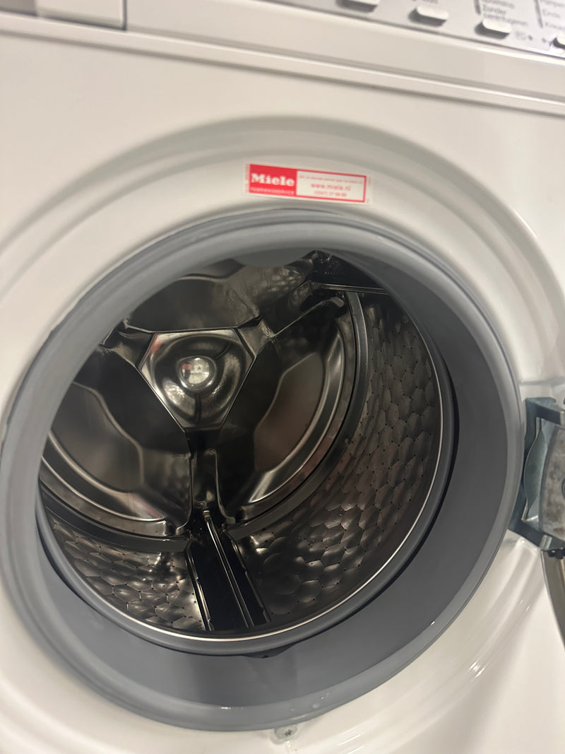 Zijkant en bouwkwaliteit van de Miele V 5845 WPS – robuuste 7 kg wasautomaat met WPS-systeem bij Ado’s Witgoed in Wijchen