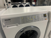 Vooraanzicht van de Miele V 5845 WPS met draaiknopbediening en digitaal display – stille wasmachine via Ado’s Witgoed
