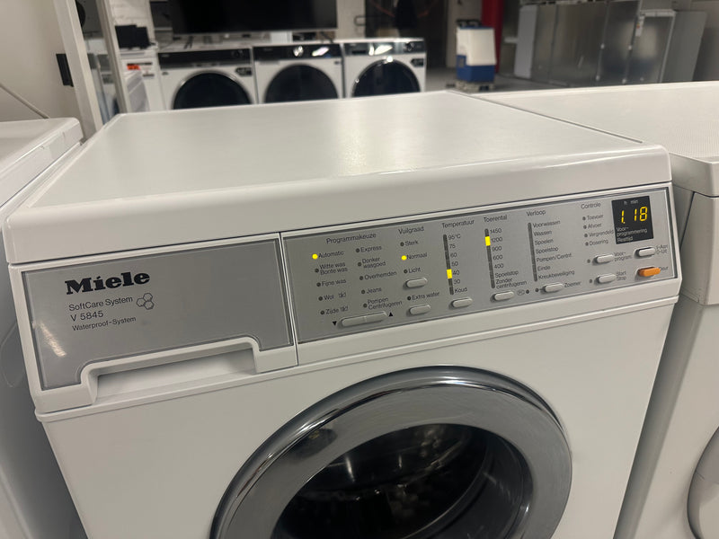 Vooraanzicht van de Miele V 5845 WPS met draaiknopbediening en digitaal display – stille wasmachine via Ado’s Witgoed