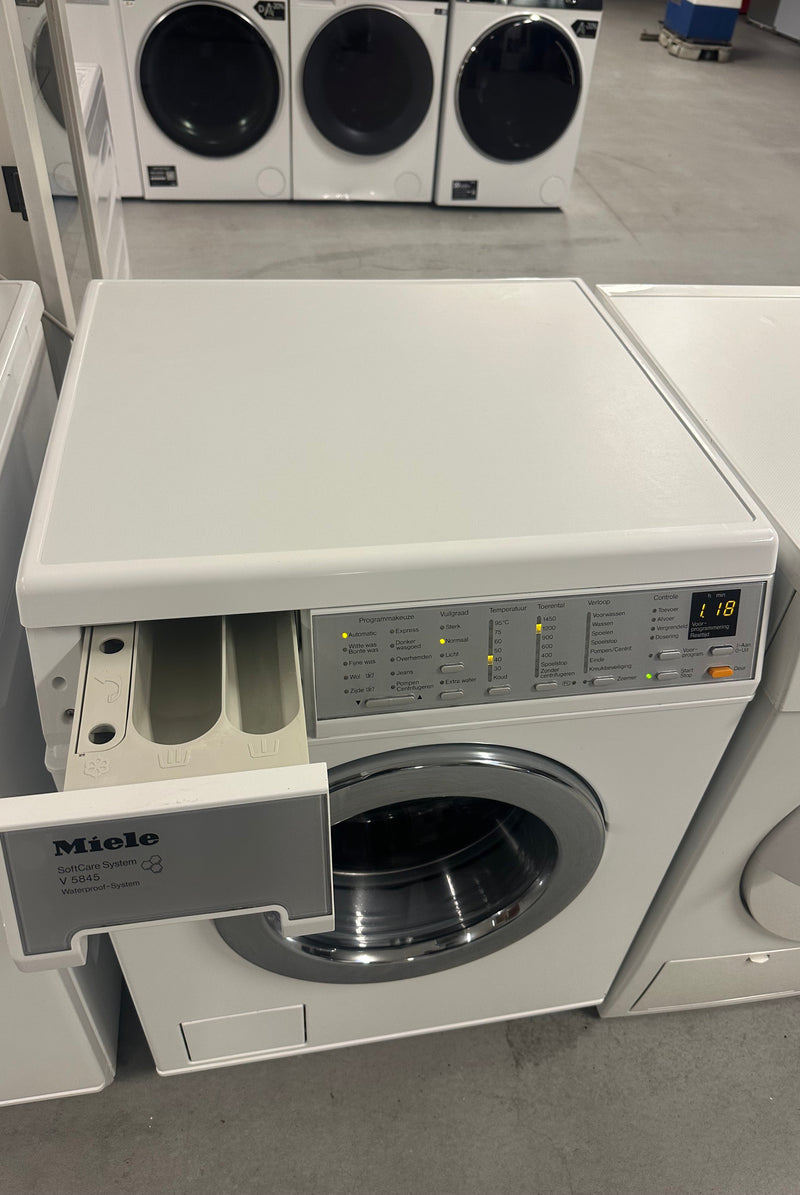 Open deur van de Miele V 5845 WPS toont de SoftCare-trommel – beschermt je wasgoed, verkrijgbaar bij Ado’s Witgoed in Wijchen