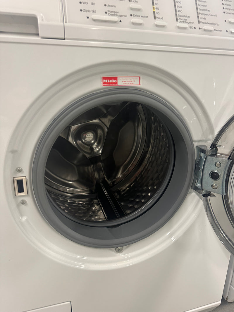 Zijaanzicht van de Miele SoftCare W3833 7kg vrijstaande wasmachine