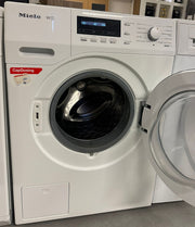 Miele WKE 130 WPS voorlader wasmachine opgesteld in een wasruimte of bijkeuken
