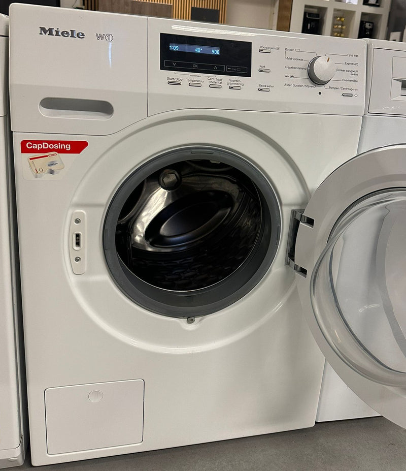 Miele WKE 130 WPS voorlader wasmachine opgesteld in een wasruimte of bijkeuken