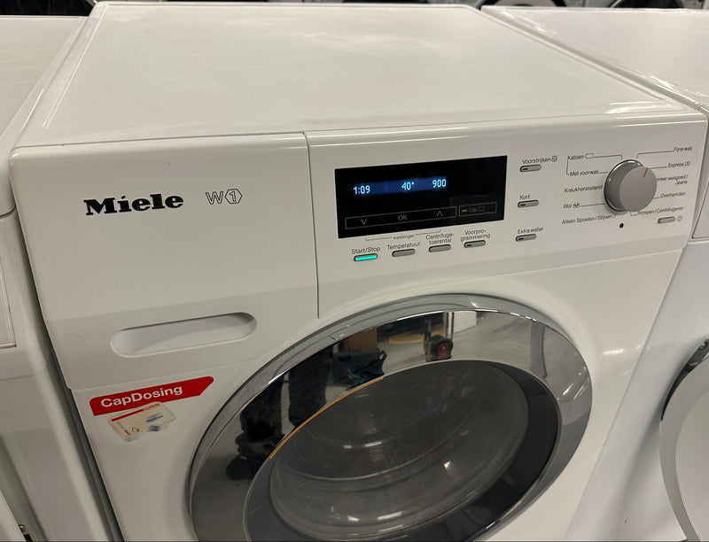 Close-up van het bedieningspaneel en de programmakeuze van de Miele WKE 130 WPS