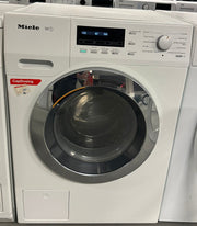 Miele WKE 130 WPS wasmachine met geopende deur en zicht op de trommel