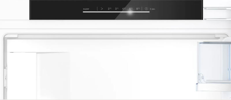 NEFF KI2423DD1 inbouw koelkast met geopende deur en zicht op het interieur