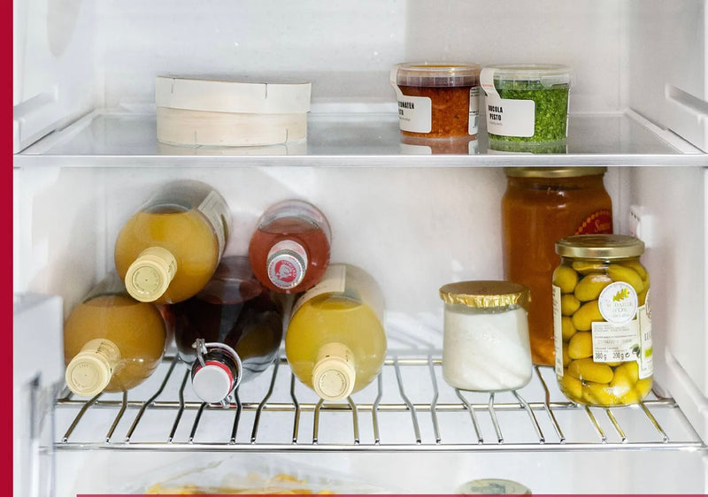 Zijaanzicht van de NEFF KI2423DD1 inbouw koelkast geplaatst in een keukenkast