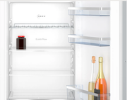 Interieur van de NEFF KI2423DD1 met meerdere glasplateaus voor overzichtelijke opslag