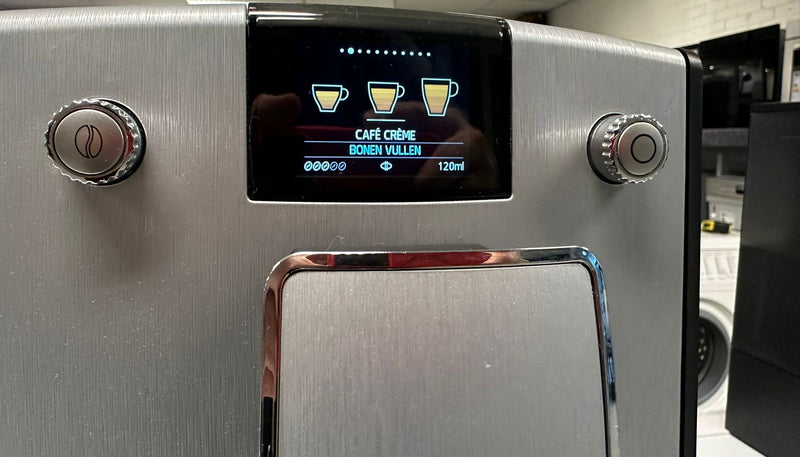 Detail van de koffie-uitloop en het kopjesplateau van de Nivona NICR 769 volautomaat