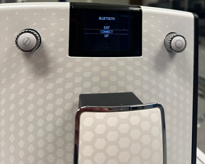 Detail van de koffie-uitloop en het kopjesplateau van de Nivona NICR 778 volautomaat