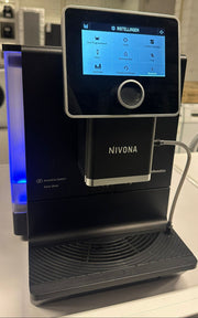 Detail van de uitloop en het melksysteem van de Nivona NICR 960 volautomaat