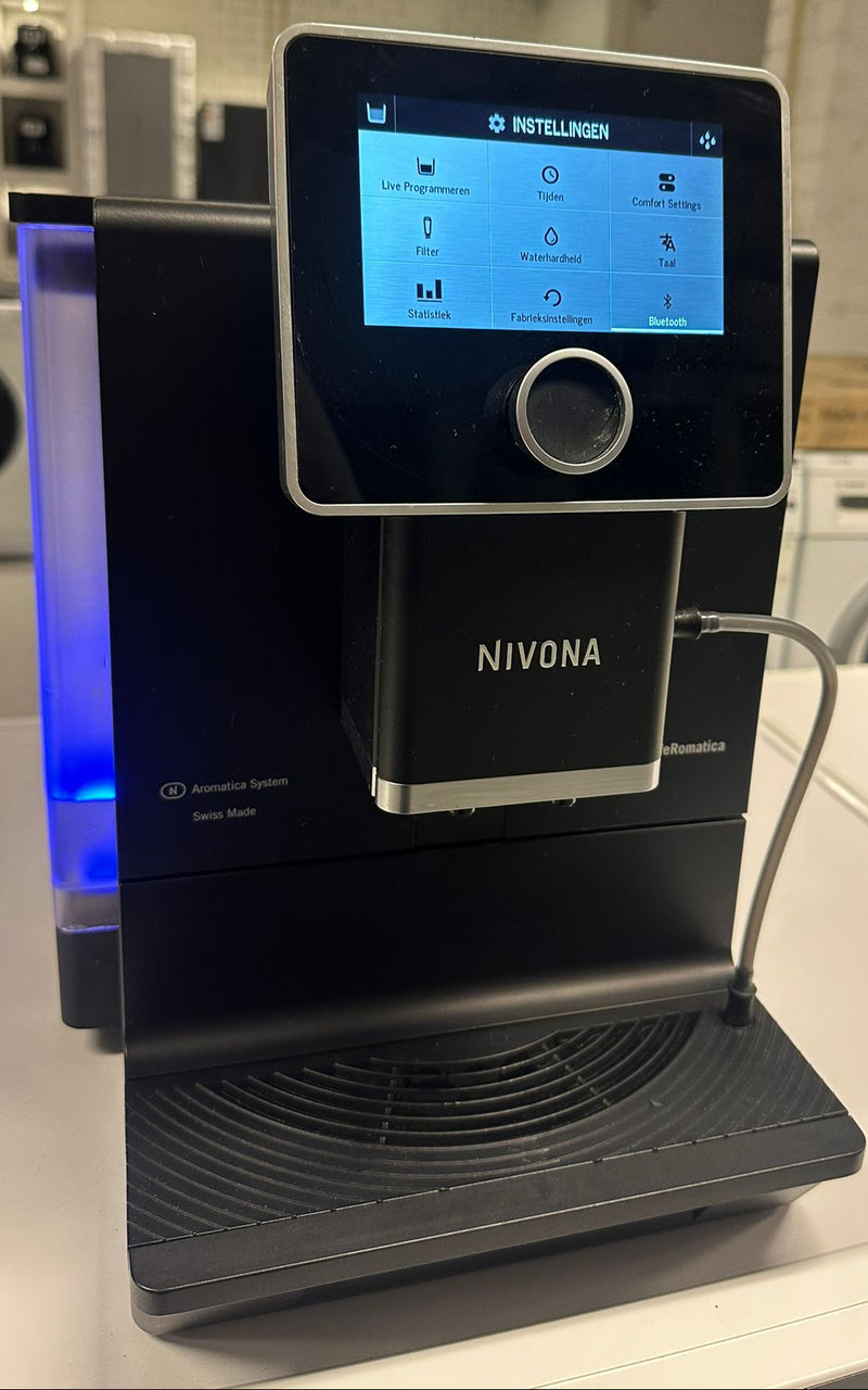 Detail van de uitloop en het melksysteem van de Nivona NICR 960 volautomaat