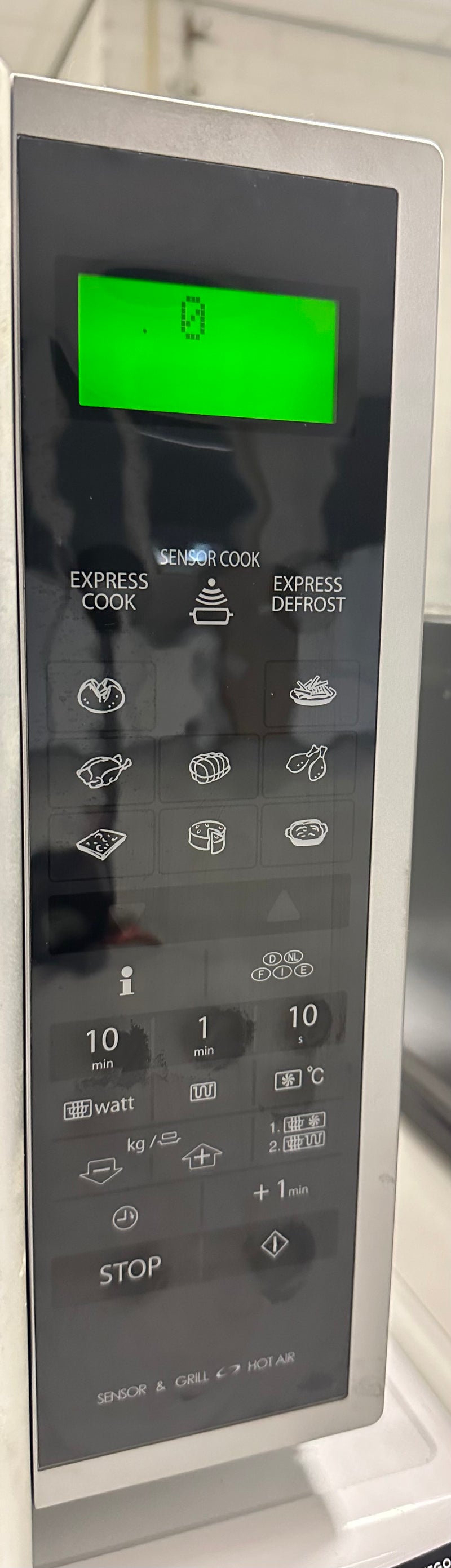 Roosters en bakplaat bij de Sharp R-961INW combimagnetron