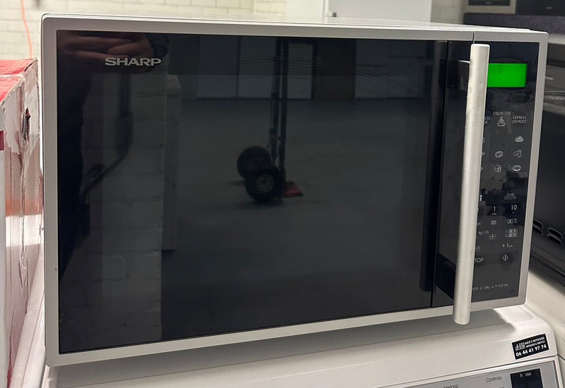 Sharp R-961INW combimagnetron met geopende deur en zicht op de ovenruimte