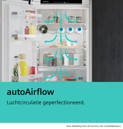 Zijaanzicht van de Siemens KI42LADD1 koelkast ingebouwd in een keukenkast