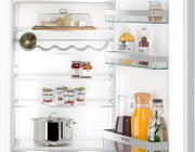 Interieur van de Siemens iQ500 KI42LADD1 met meerdere glasplateaus voor etenswaren