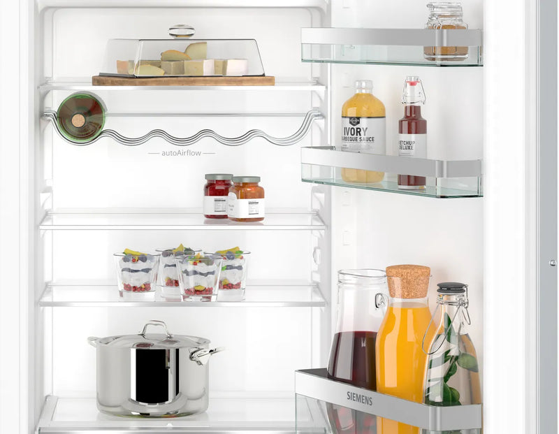 Interieur van de Siemens iQ500 KI42LADD1 met meerdere glasplateaus voor etenswaren
